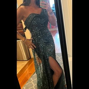 New with tag size 2 sequins evening gown with slit